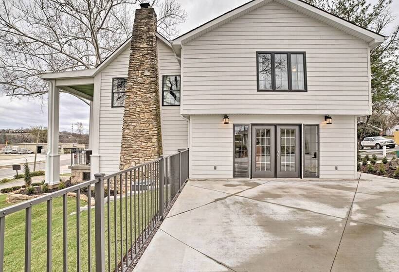 Downtown Branson Home W/ Pool Near The Landing!