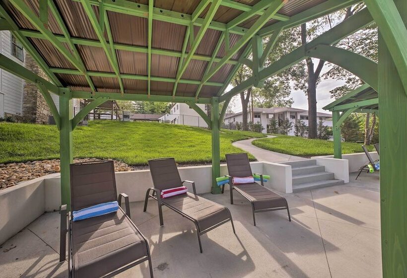 Downtown Branson Home W/ Pool Near The Landing!