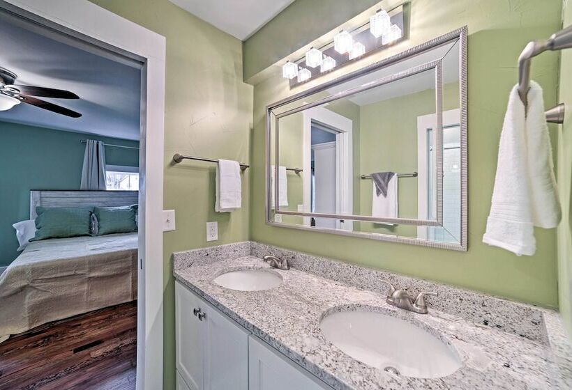 Downtown Branson Home W/ Pool Near The Landing!