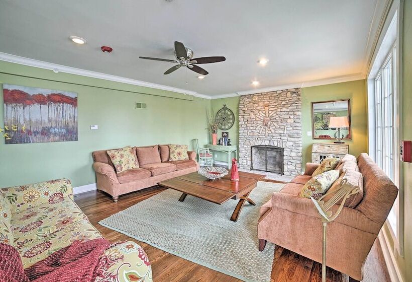 Downtown Branson Home W/ Pool Near The Landing!