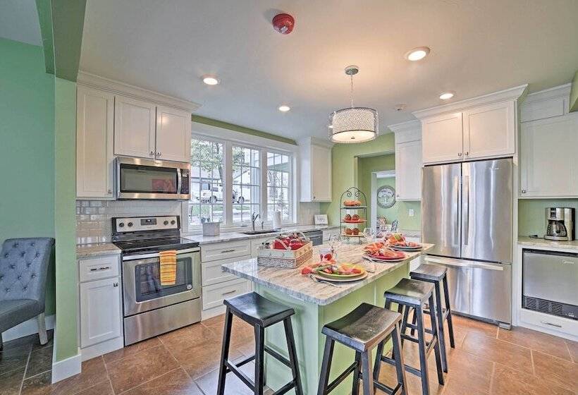 Downtown Branson Home W/ Pool Near The Landing!