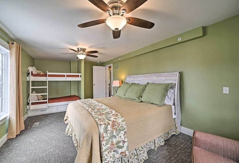 Downtown Branson Home W/ Pool Near The Landing!