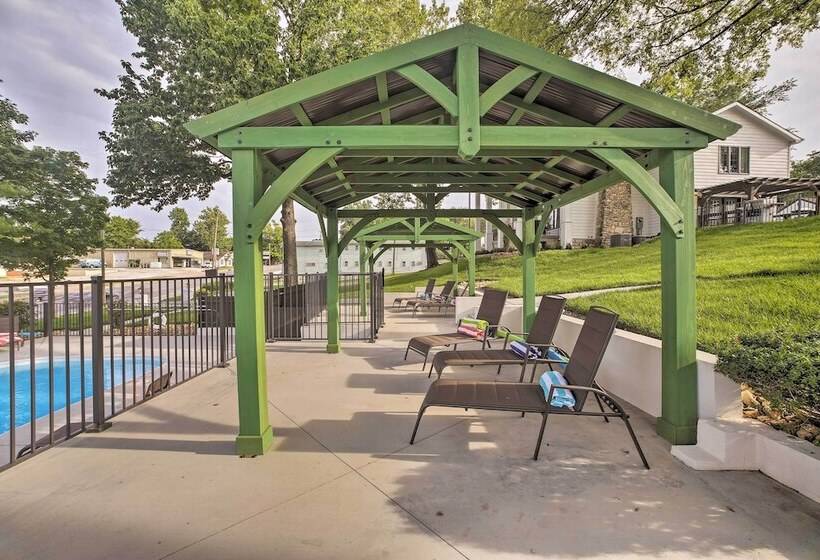 Downtown Branson Home W/ Pool Near The Landing!