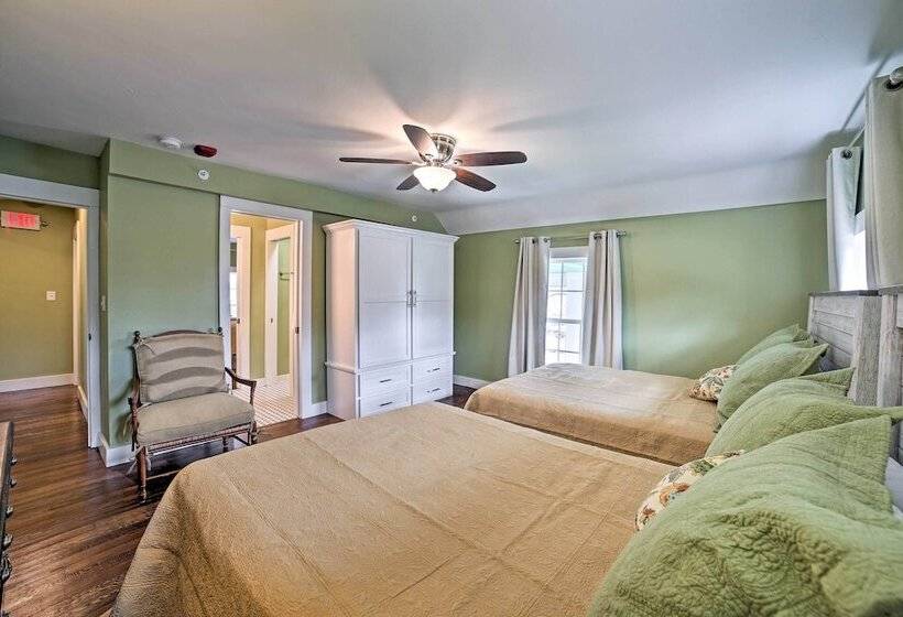 Downtown Branson Home W/ Pool Near The Landing!