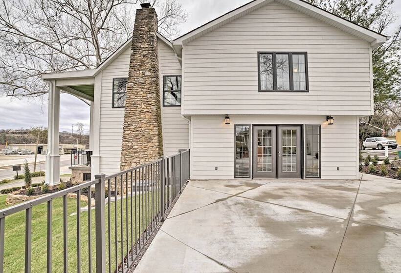 Downtown Branson Home W/ Pool Near The Landing!