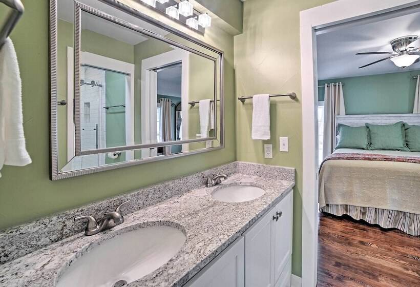 Downtown Branson Home W/ Pool Near The Landing!