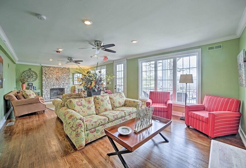 Downtown Branson Home W/ Pool Near The Landing!