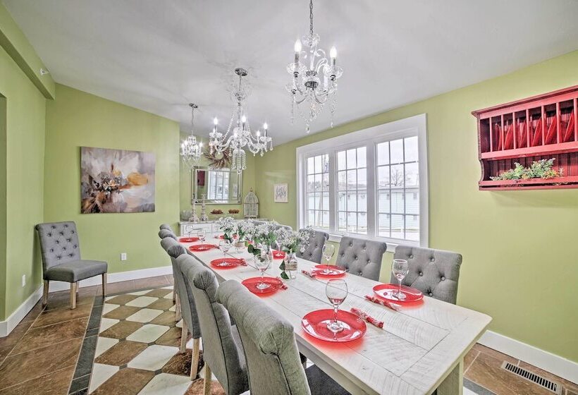 Downtown Branson Home W/ Pool Near The Landing!