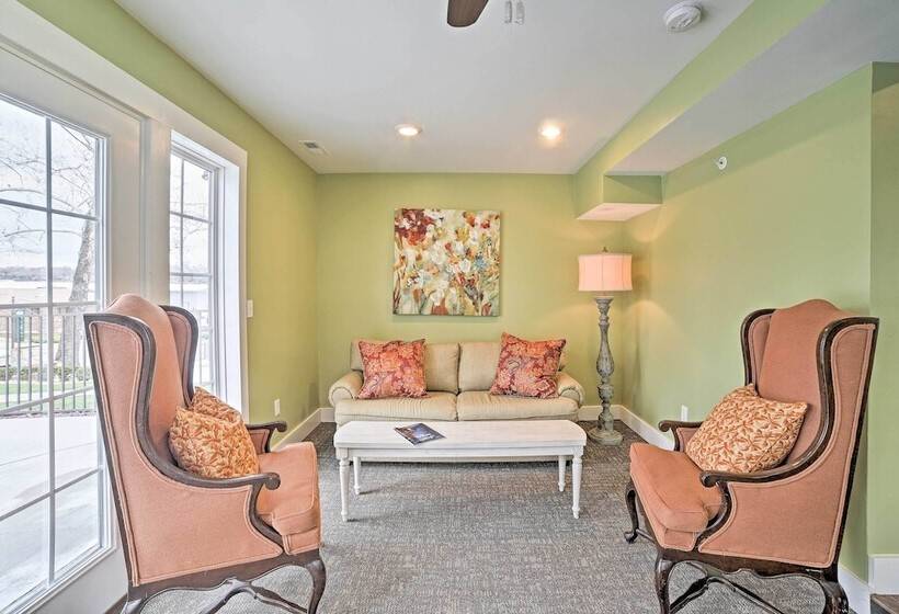 Downtown Branson Home W/ Pool Near The Landing!