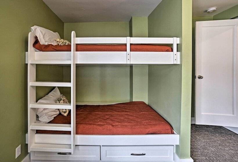 Downtown Branson Home W/ Pool Near The Landing!