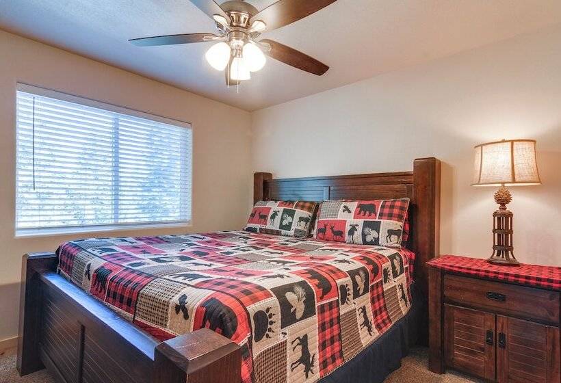 Duck Creek Village Cabin W/ Fire Pit & Grill!