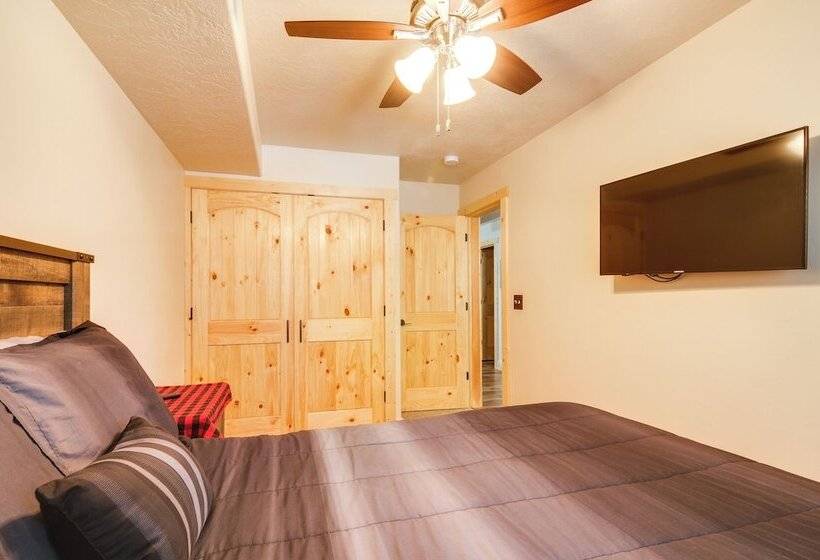 Duck Creek Village Cabin W/ Fire Pit & Grill!