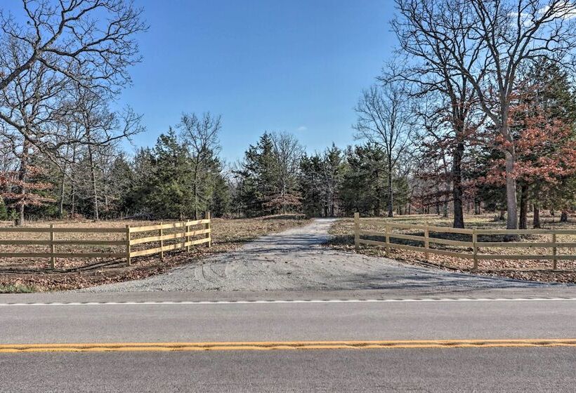 El Dorado Springs Cabin: Near Trails & Parks!