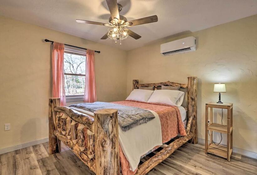 El Dorado Springs Cabin: Near Trails & Parks!