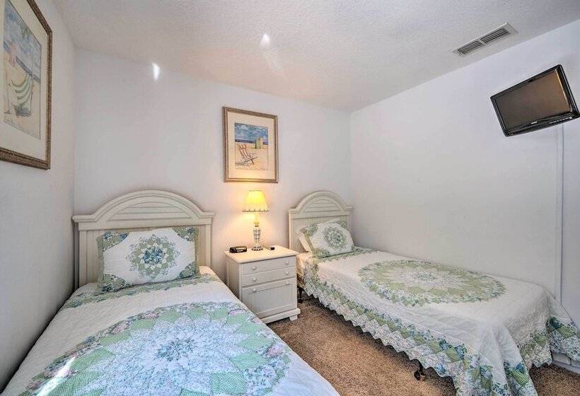 Pool + Lanai: Emerald Isle Resort Home!