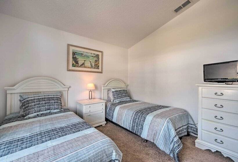 Pool + Lanai: Emerald Isle Resort Home!