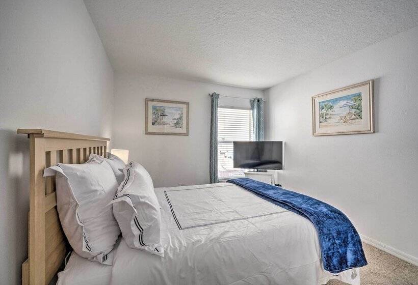 Pool + Lanai: Emerald Isle Resort Home!