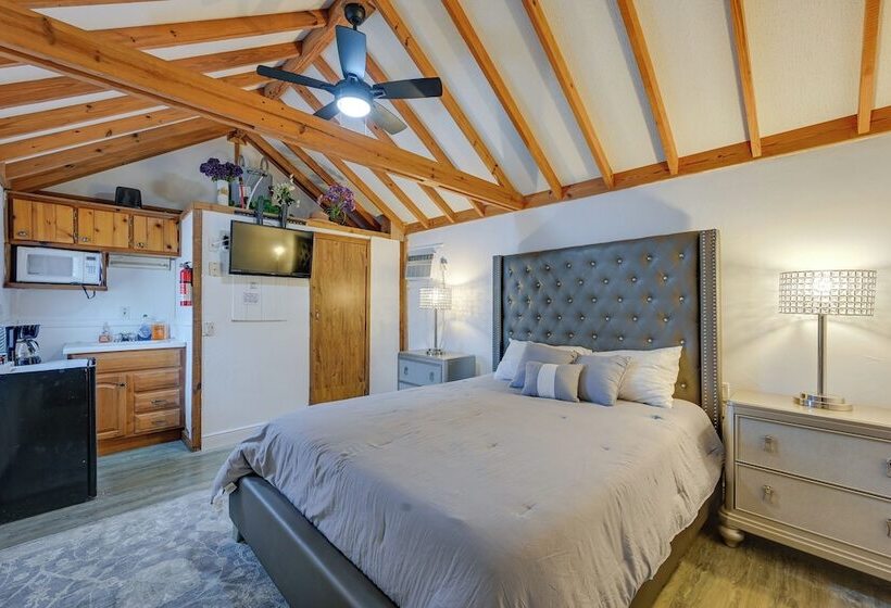 Everglades City Trailer Cabin: Boat Slip & Porch!