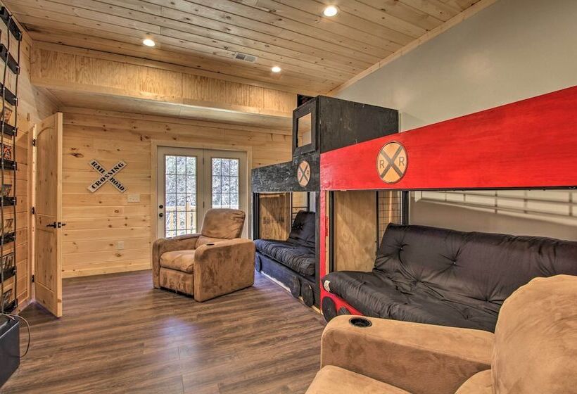 The Phoenix  Cabin W/ Hot Tub In Gatlinburg!