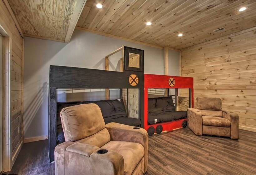 The Phoenix  Cabin W/ Hot Tub In Gatlinburg!