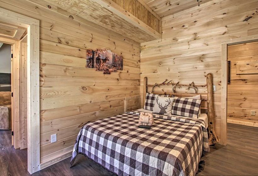 The Phoenix  Cabin W/ Hot Tub In Gatlinburg!