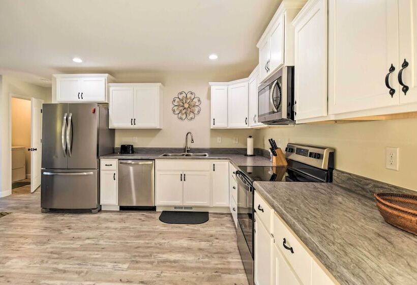 Family Friendly Greer Home W/ Balcony & Yard!