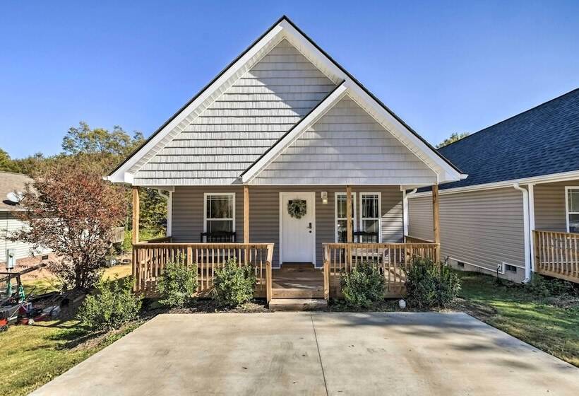 Family Friendly Greer Home W/ Balcony & Yard!