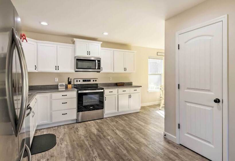 Family Friendly Greer Home W/ Balcony & Yard!