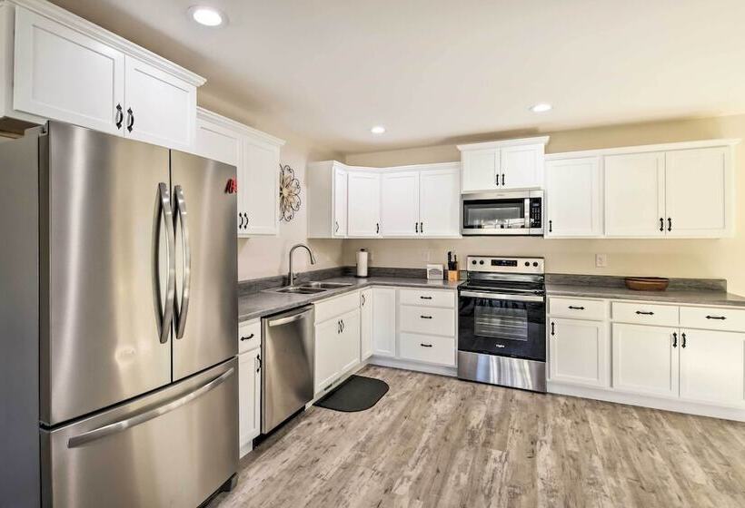 Family Friendly Greer Home W/ Balcony & Yard!