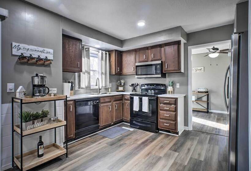 Family Friendly Springfield Home W/ Yard!