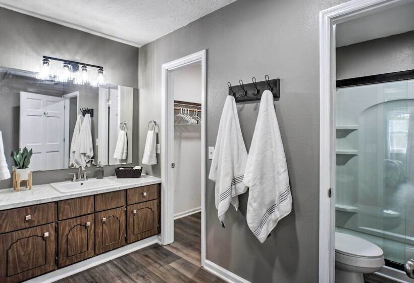 Family Friendly Springfield Home W/ Yard!