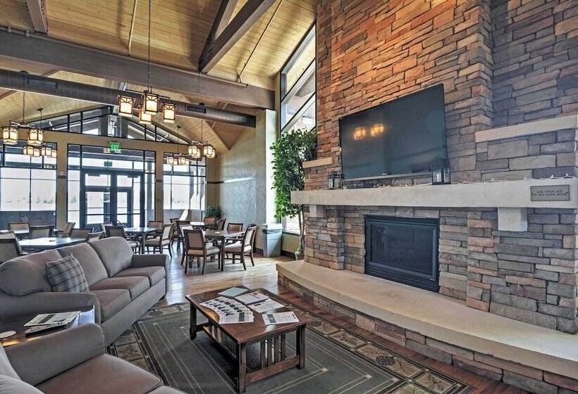 Deck & Resort Amenities: Arrowhead Lake Home!