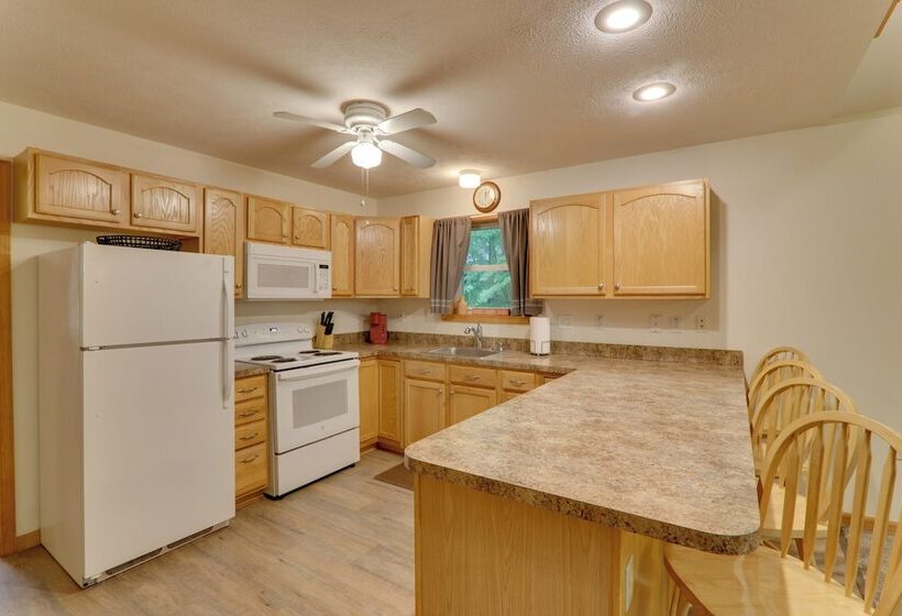 Deck & Resort Amenities: Arrowhead Lake Home!