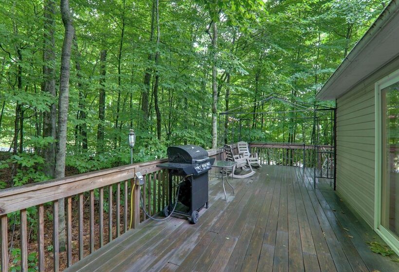 Deck & Resort Amenities: Arrowhead Lake Home!