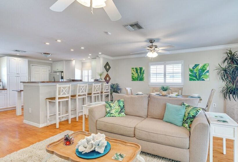 Fort Myers Bungalow   12 Miles To The Beach!