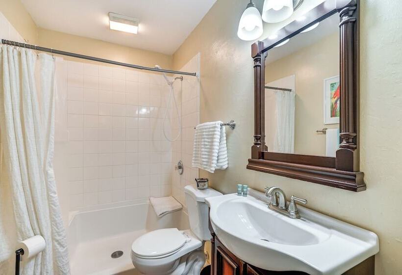 Fort Myers Bungalow   12 Miles To The Beach!