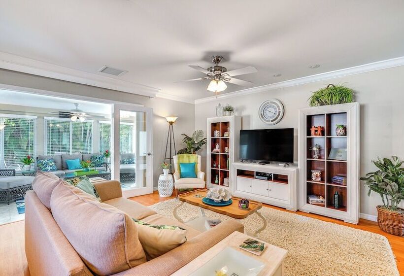 Fort Myers Bungalow   12 Miles To The Beach!