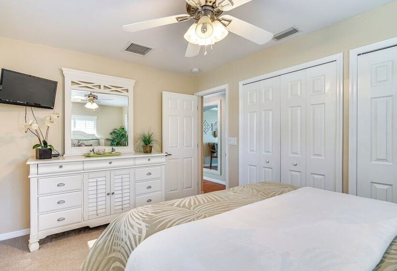 Fort Myers Bungalow   12 Miles To The Beach!