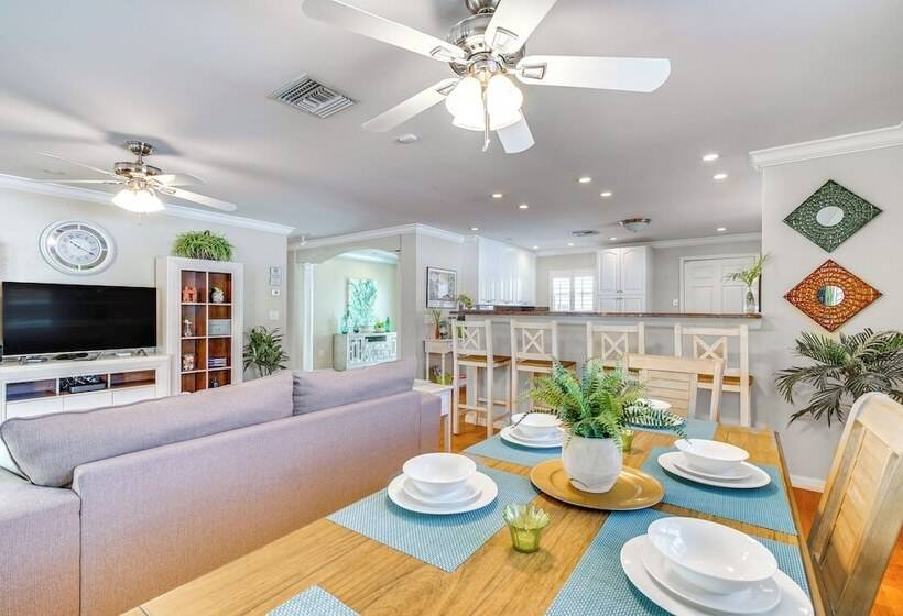 Fort Myers Bungalow   12 Miles To The Beach!