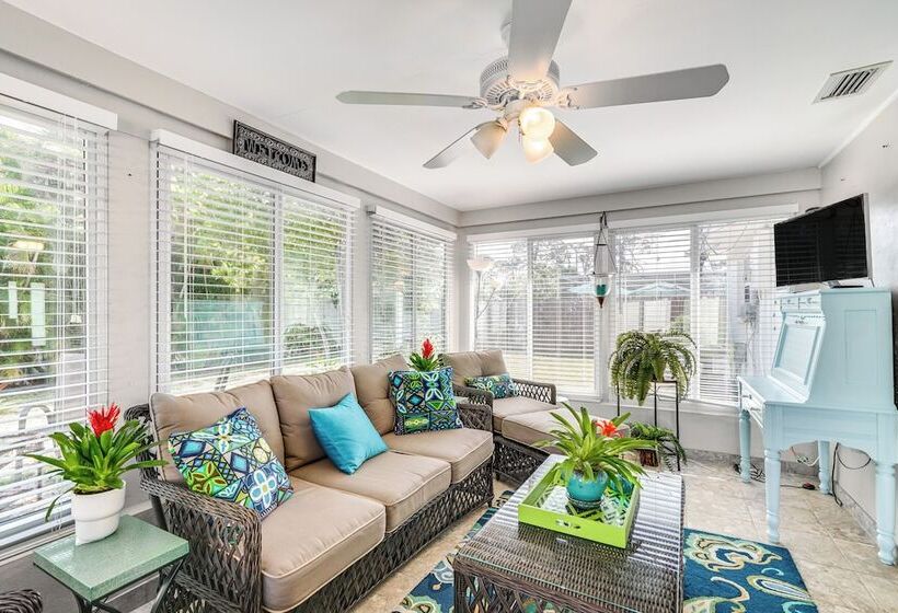 Fort Myers Bungalow   12 Miles To The Beach!