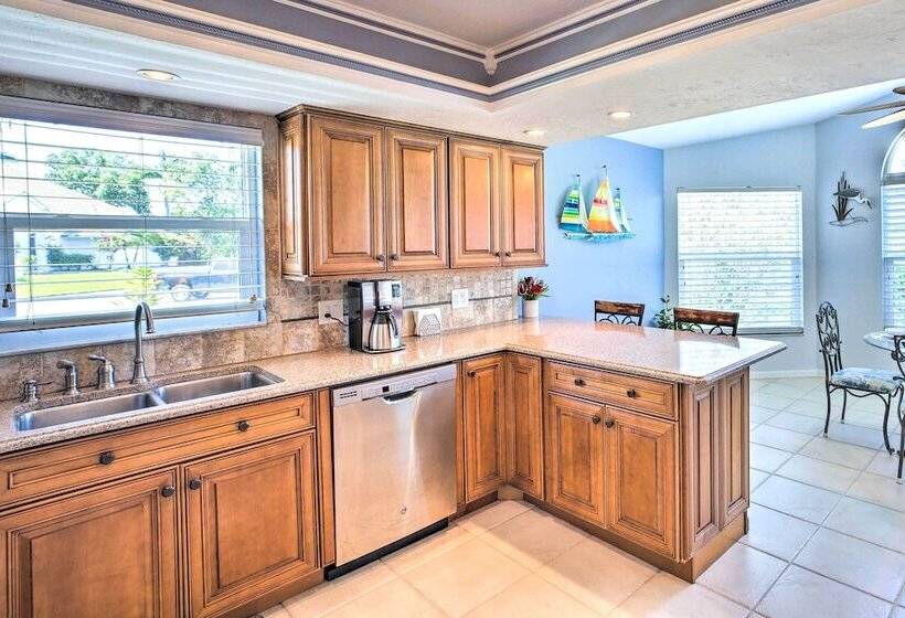 Fort Myers Coastal Retreat: Lanai W/ Pool!