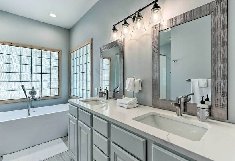 Lakefront Family Retreat In Osage Beach!