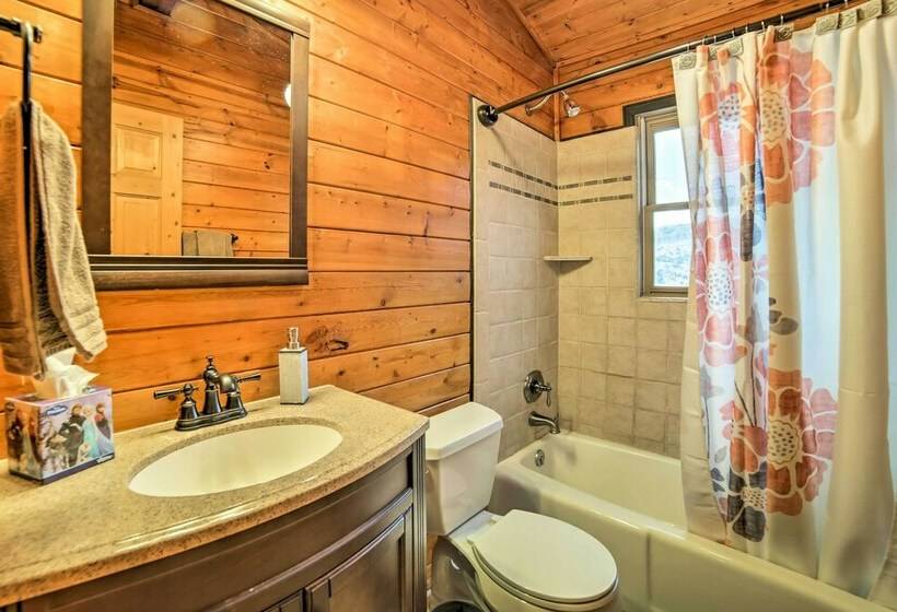 Great Views! Hot Tub & Minutes To Biking & Hiking!