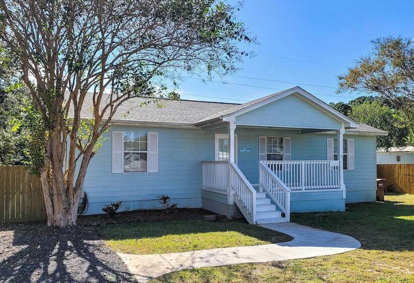 Gulf Breeze Home: 12 Mi To Pensacola Beach!