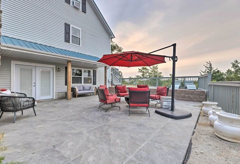 Hilltop Hideaway  Branson Home W/ Trampoline!