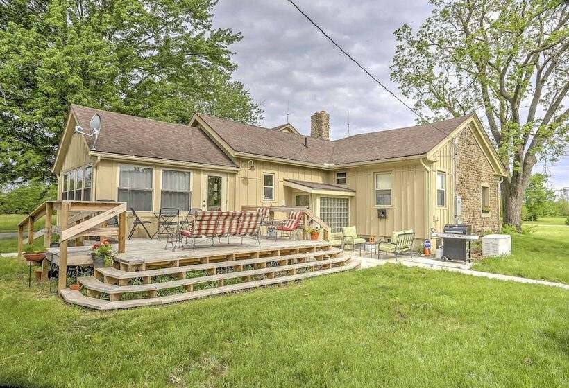 Historic Ottawa Lake House: Deck, Barn + 96 Acres!