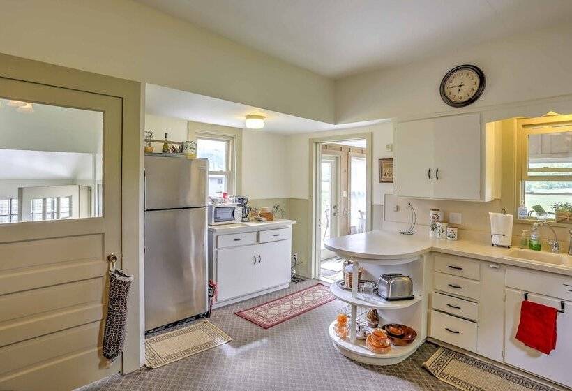 Historic Ottawa Lake House: Deck, Barn + 96 Acres!