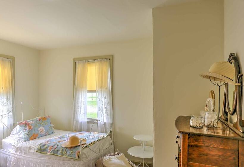 Historic Ottawa Lake House: Deck, Barn + 96 Acres!