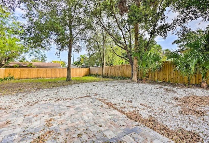 Historic Tarpon Springs Abode ~ 3 Mi To Beach