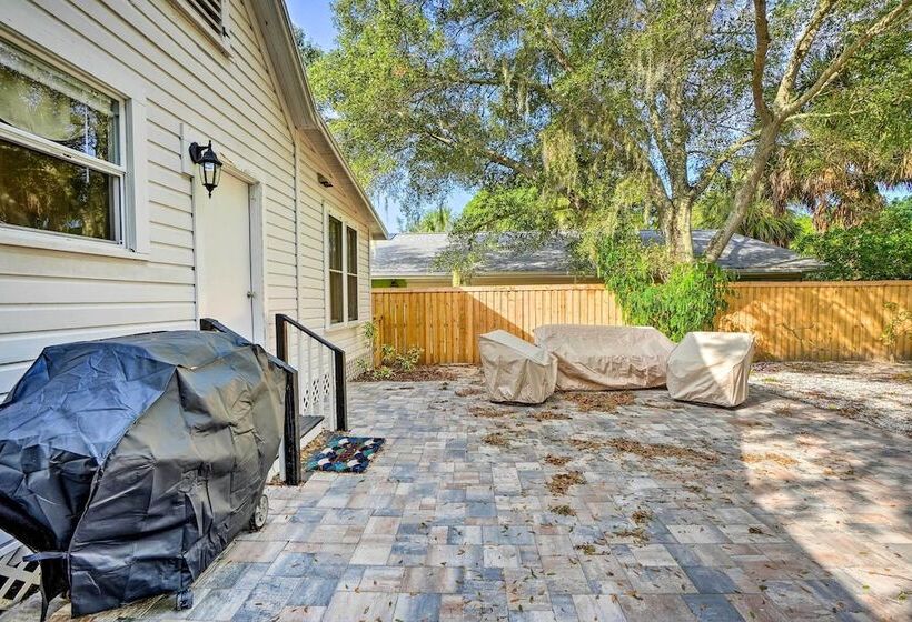 Historic Tarpon Springs Abode ~ 3 Mi To Beach